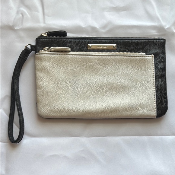 Nine West Wristlet Black/White GUC - Picture 1 of 11